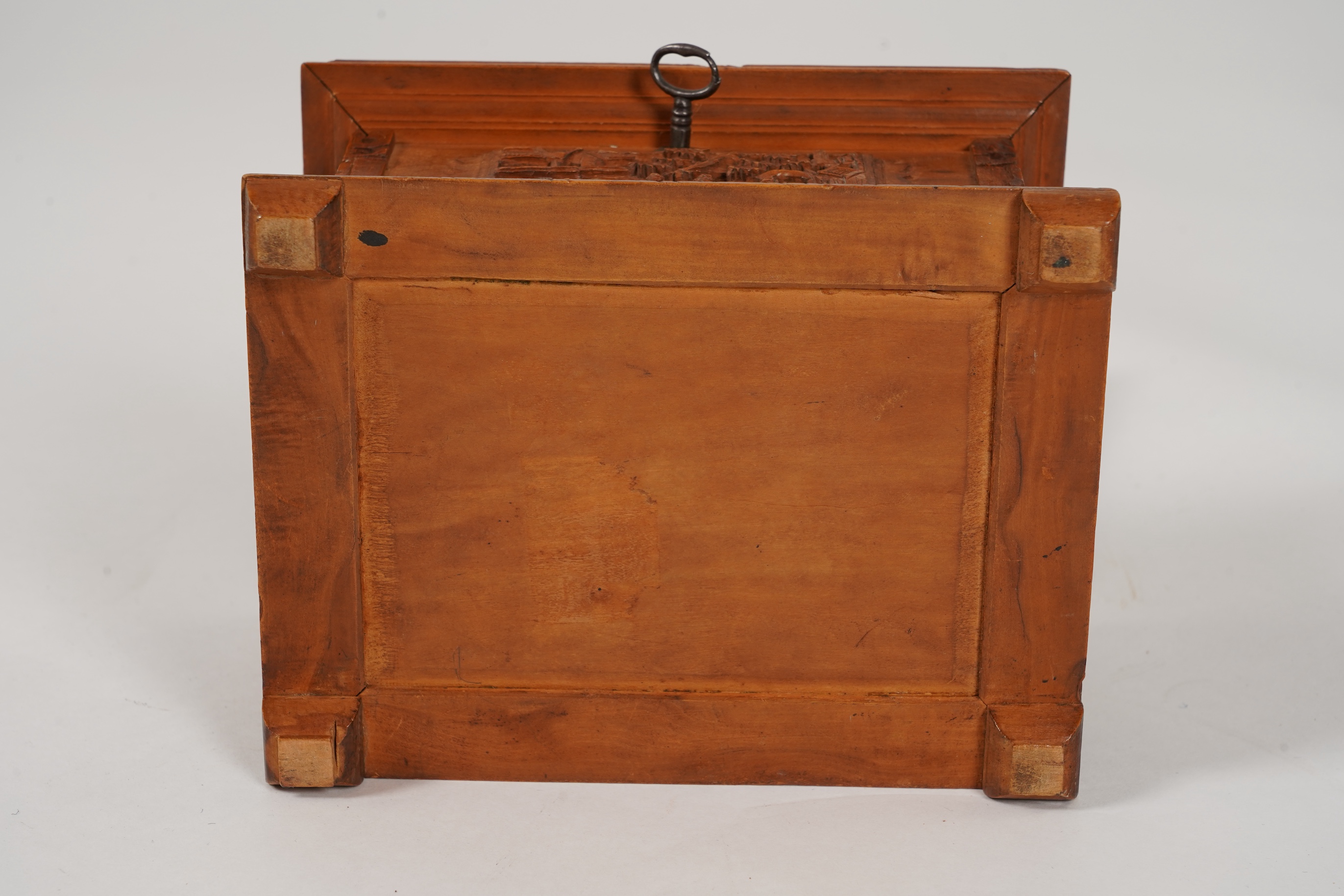 A Chinese sandalwood casket, 19th century